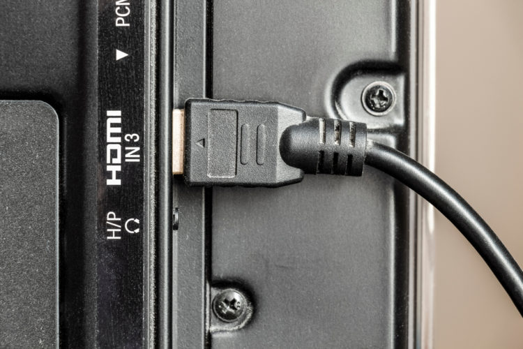 Câble HDMI branchant le téléviseur